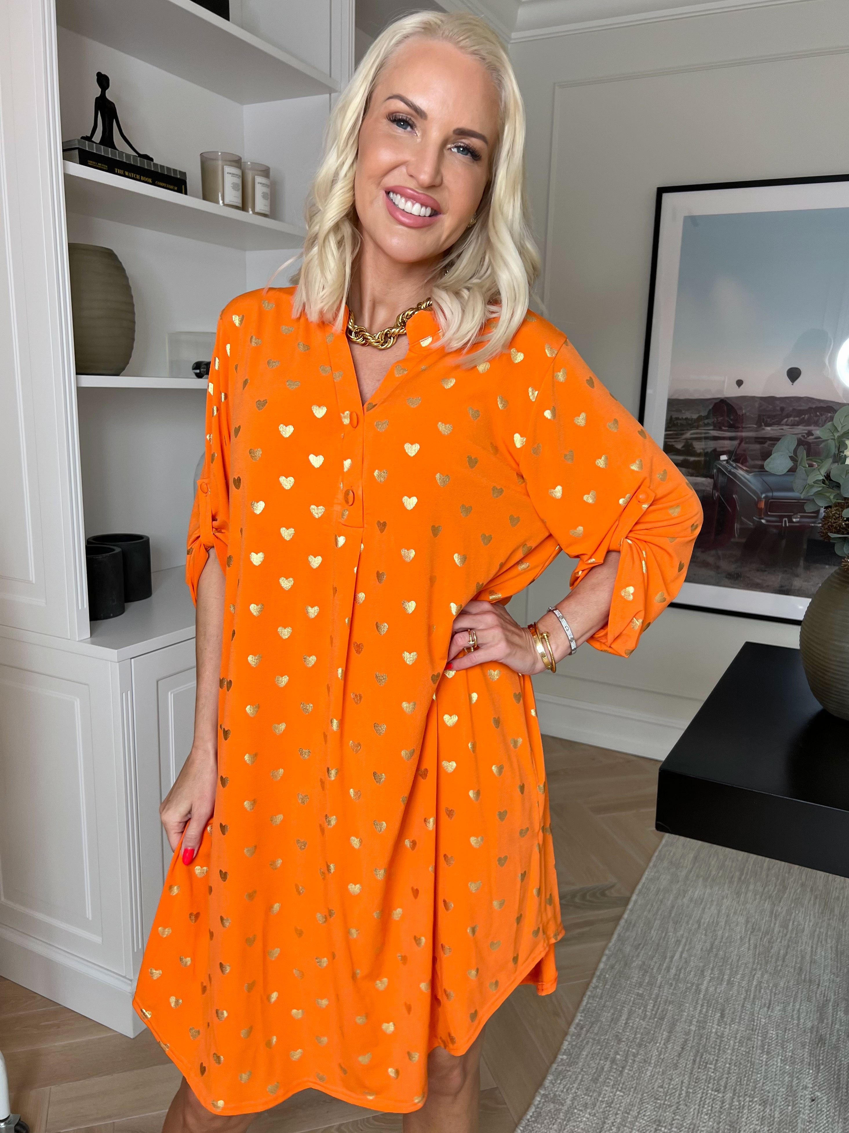 Ebba Gold Heart - Plus size resårklänning med guldfärgade hjärtdetaljer